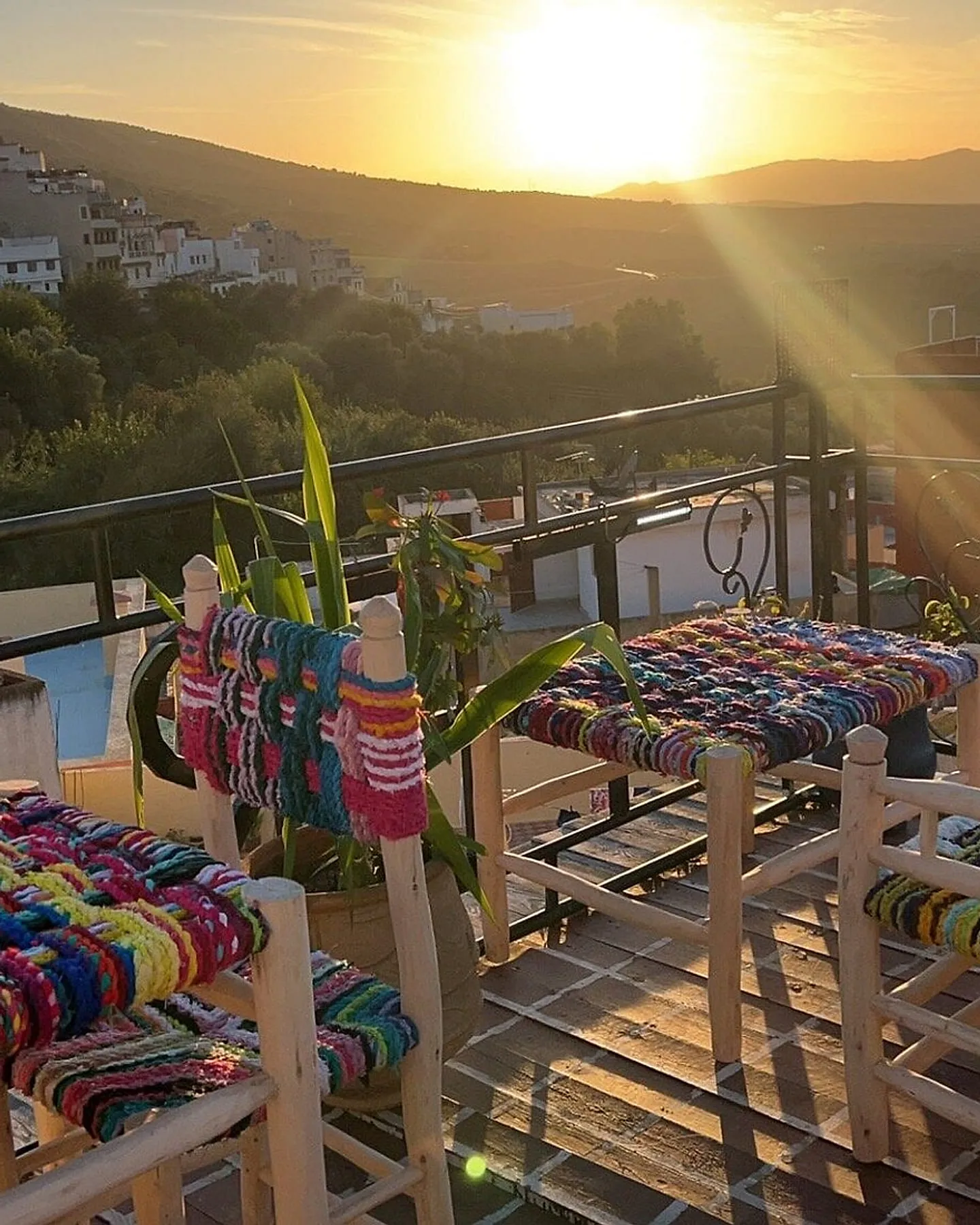 Le soleil se lève derrière le Zerhoun depuis la terrasse de la maison, la ville étagée sur la colline.